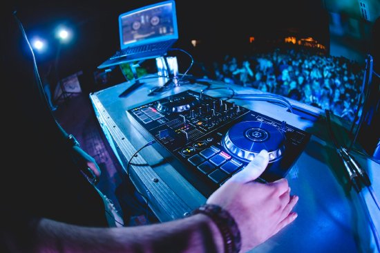 退休历史教师变身“打碟少女”:一场打破刻板标签的“夕阳狂欢”