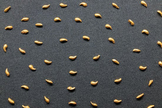 8岁男孩把8克金项链熔成“金豆”送同学，为何用打火机就能熔金？