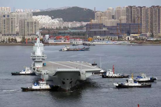 ▲10月28日,首艘国产航母离开大连造船厂前往黄海北部海域进行第三次海试。(香港《大公报》)