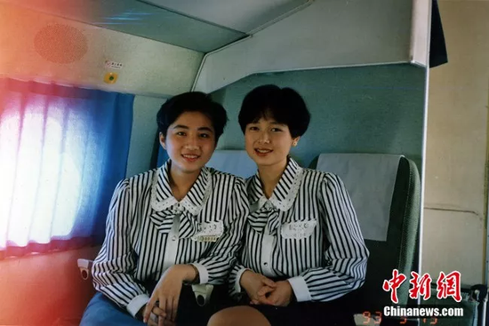 1993年9月15日，贵航乘务员在运七飞机上合影留念。南航贵州公司供图