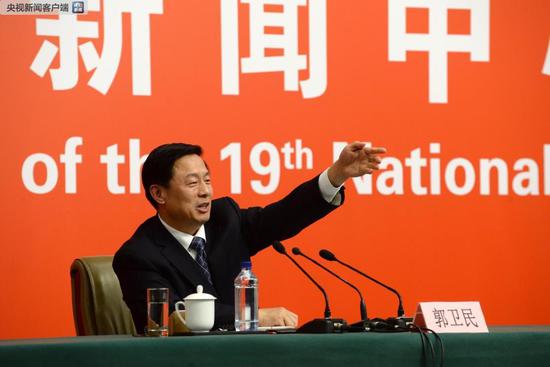2017年10月23日,北京,十九大新闻中心第六场记者招待会,十九大大会新闻发言人、国务院新闻办公室副主任郭卫民。图片来自央视新闻客户端