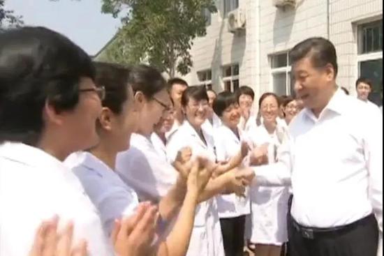 △2016年7月28日，习近平到河北省唐山市考察。这是他离开唐山市截瘫疗养院时，与医护人员握手