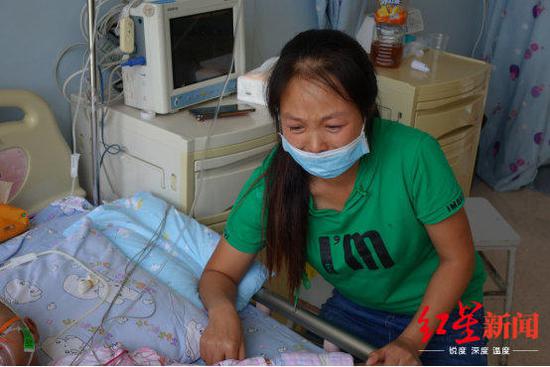 ↑母亲守在梦瑶病床前