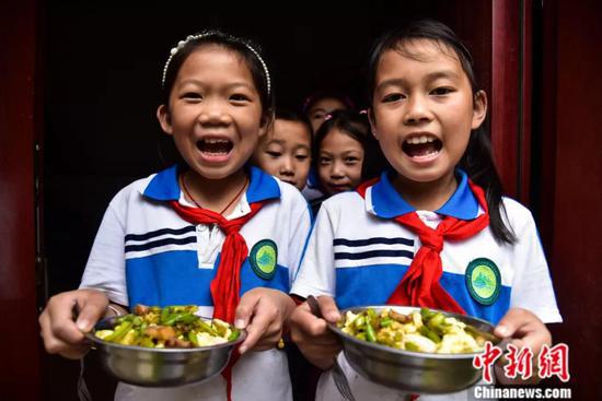 孩子们领到周宏军准备的午餐。