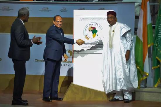 2019年7月7日，在尼日尔首都尼亚美，非盟轮值主席、埃及总统塞西（中）、非盟委员会主席法基（左）、尼日尔总统伊素福为非洲大陆自贸区揭牌。新华社发