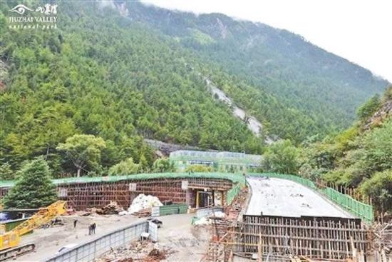 9月18日,沟口游客服务设施建设项现在限制性节点-白水河高架桥完善0-6跨桥梁集体浇筑