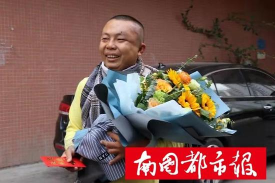 被打得满头肿包 他却说“幸亏打的是我”