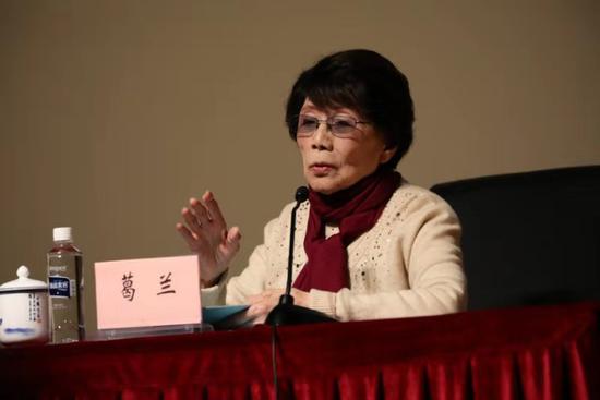 近两个小时的讲座中,葛兰老师用生动平实的语言,介绍其近60年播音与