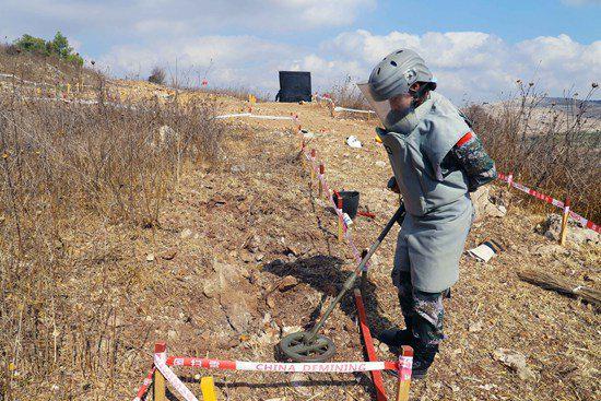 女扫雷手杨怡鑫在作业通道探测地雷.孙帅/摄