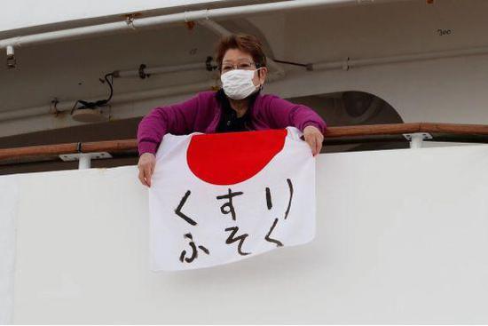 挂着写有"缺乏药物"的日本国旗