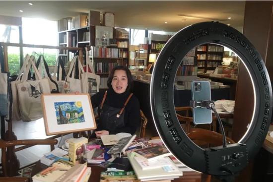 朱钰芳喜欢在淘宝直播上给大家念书。受访者供图