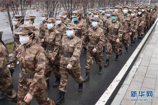 1月26日，陆军军医大学医疗队开始进驻武汉市金银潭医院。 新华社记者 程敏 摄