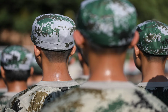2020年8月，湖南省某学校的学生参加夏令营军训。图/中国新闻图片网