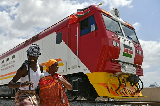 ↑ 2017年1月11日，肯尼亚民众在蒙巴萨载歌载舞迎接蒙内铁路的首批内燃机车。蒙内铁路连接东非第一大港口蒙巴萨和肯尼亚首都内罗毕，是一条采用中国标准、中国技术、中国装备建造的现代化铁路。