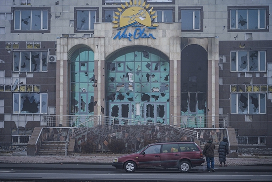 当地时间2022年1月9日，哈萨克斯坦阿拉木图，骚乱过后的阿拉木图街头，随处可见被破坏的公共设施及车辆。