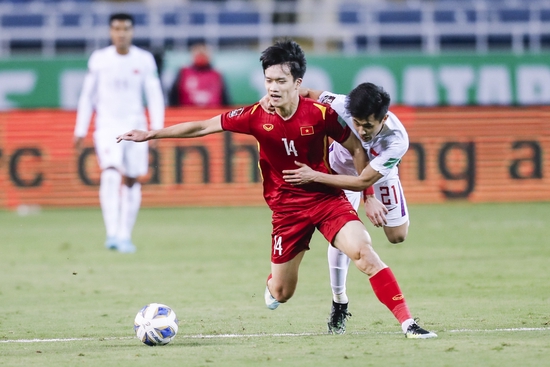 国足球员只能用犯规阻挡越南队。