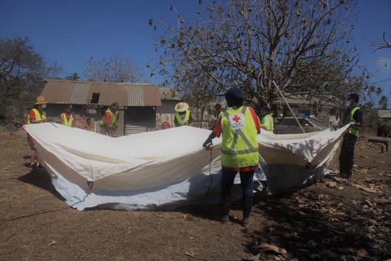 当地时间2022年1月24日，汤加首都努库阿洛法，火山喷发后，汤加红十字会建立临时避难所，为灾民提供帐篷、食物和水等物资。/IC photo