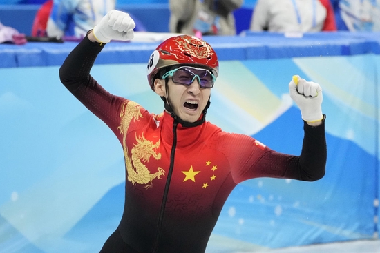 北京冬奥会短道速滑混合团体接力决赛，武大靖庆祝夺冠。图据IC Photo