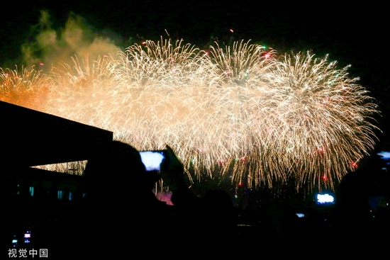 拍摄闭幕式烟花的北京市民.