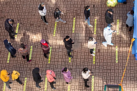 ▲2022年3月11日,吉林省吉林市某住宅小区居民在做第六轮核酸检测采样。图/IC photo