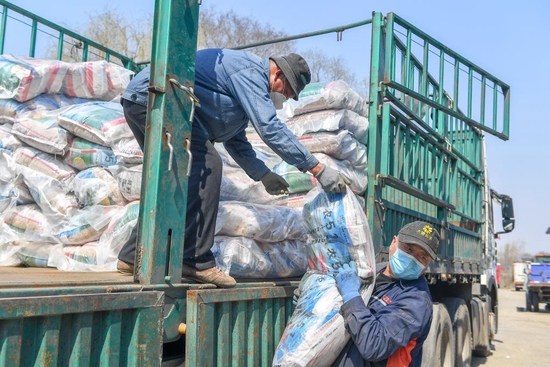 4月15日，在吉林省吉林市龙潭区江北乡棋盘村，农民在搬运农资。新华社记者 张楠 摄