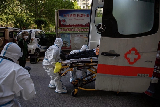 120急救车组人员抵达封控区转运病人.新京报记者 郑新洽 摄