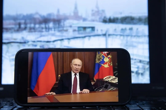 这是2月24日在俄罗斯首都莫斯科拍摄的俄总统普京发表电视讲话的画面。 新华社记者 白雪骐 摄