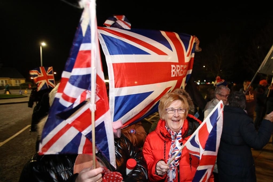 2020年1月31日晚，在英国北爱尔兰贝尔法斯特，支持“脱欧”的人们参加庆祝集会。新华社发（保罗·麦克兰摄）