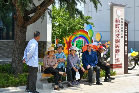 山东省沂源县南麻街道埠下村村民在民生综合体活动广场休息（2022年6月15日摄）。新华社记者 朱峥 摄