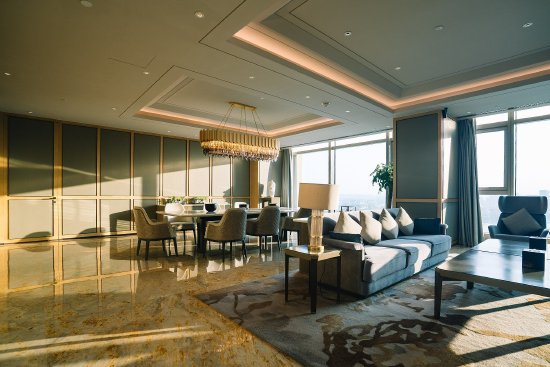 音乐人在酒店跑步机上跑步时摔跤致颅内出血去世，酒店要赔偿吗？