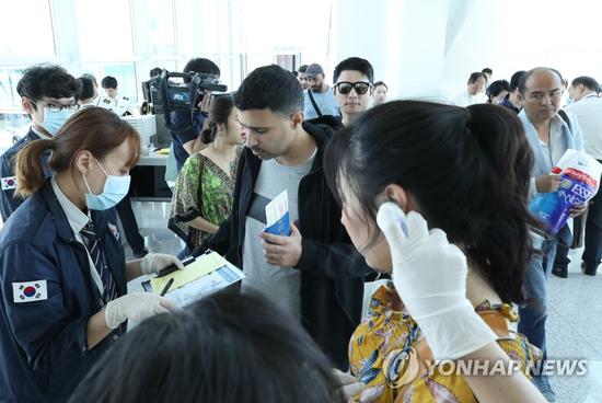 韩国仁川机场加强对入境游客体温的检查。(韩联社)