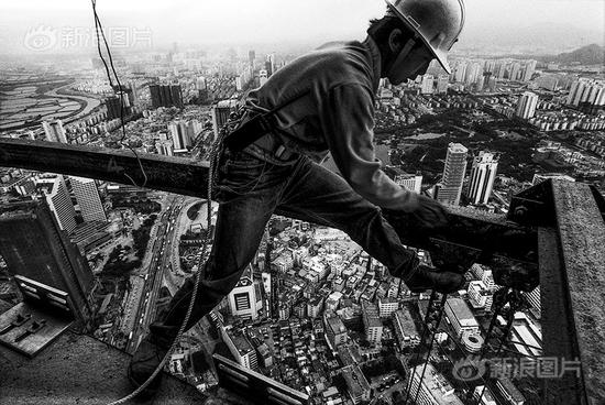 [深圳又长高了]1995年6月5日，高度383.95米的地王大厦即将封顶。这座建筑的高度当时居世界第四、亚洲第一。摄影|贺延光