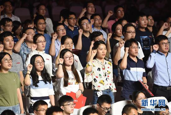 新教师们在南京航空航天大学参加入职宣誓仪式（2018年9月10日摄）。 新华社记者 孙参 摄