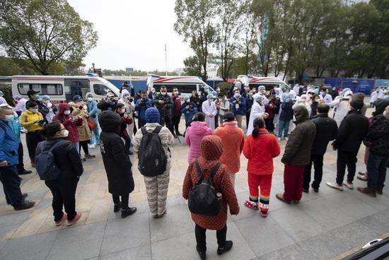 昨日,武汉协调医院西院区,出院患者批准媒体采访。摄影/新京报记者 陶冉