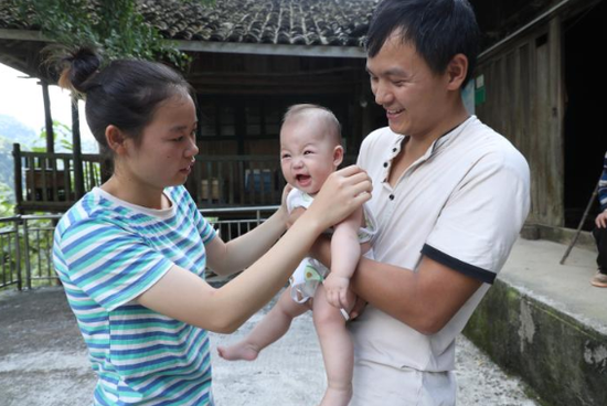 黄江萍（左）和丈夫赵朋在照看孩子。上游新闻记者 邹飞 摄