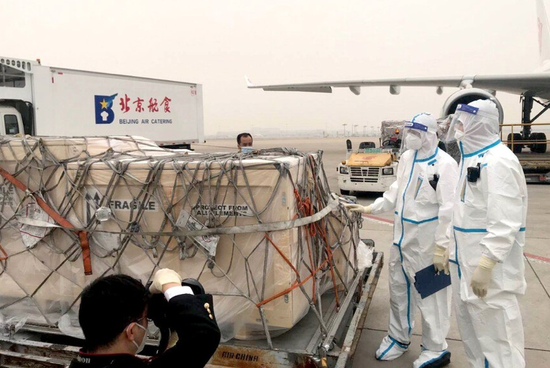 2020年10月20日，航班抵达北京首都国际机场后，在机坪执行监卸操作及消杀作业。马孝辰 摄
