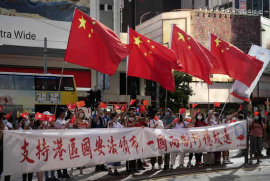 2020年6月30日,香港市民在铜锣湾街头支持实施香港国安法。 新华社 图