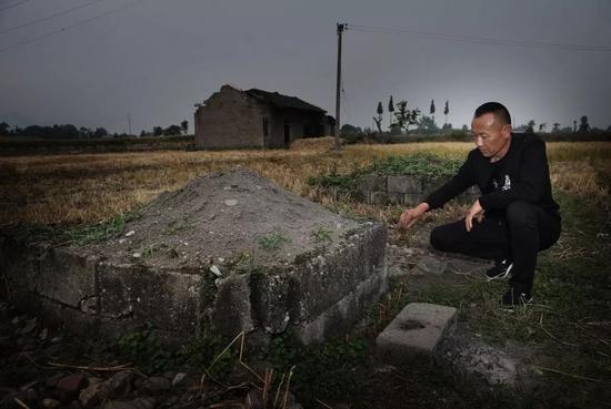 2018年5月1日，四川省绵竹市兴隆镇广平村，吴加芳在亡妻的坟前，向妻子默念说话，他经常如此。新京报记者 尹亚飞 摄