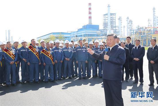 9月25日至28日，中共中央总书记、国家主席、中央军委主席习近平在东北三省考察，主持召开深入推进东北振兴座谈会。这是27日上午，习近平在辽宁中国石油辽阳石化公司同工人亲切交流。 新华社记者 鞠鹏 摄