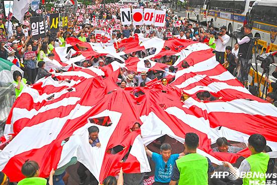 韩国民众街头撕毁“旭日旗”（法新社）