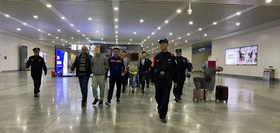 一瓶防晒霜牵出亿元假货 警方破特大制假案拘