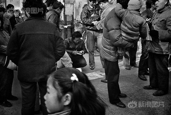1982年2月，上海市卢湾区淡水路换房市场。摄影|于文国