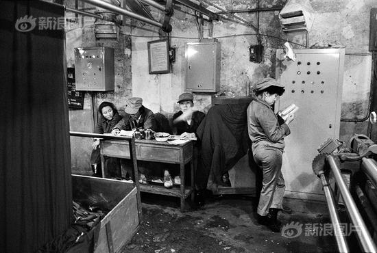 1993年，上海一家毛纺厂的车间里，机器被闲置一边，职工无所事事。摄影|于文国