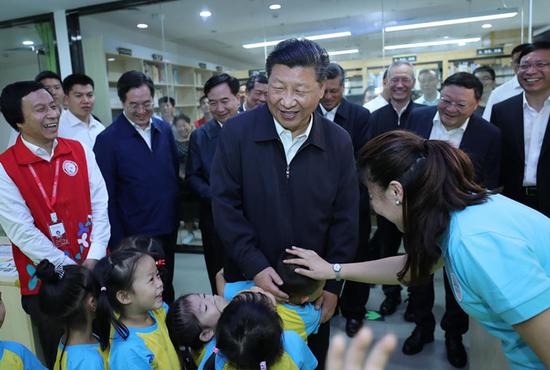 2018年10月24日，习近平在深圳龙华区民治街道北站社区儿童之家同孩子们打招呼。 新华社记者 鞠鹏 摄