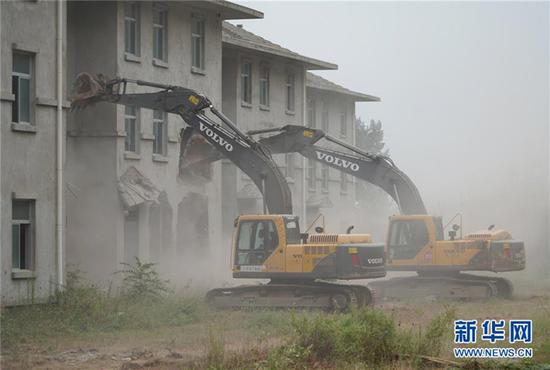 2018年8月14日，大型机械对陕西西安市鄠邑区蒋村镇的违建别墅进行拆除。新华社记者 邵瑞 摄