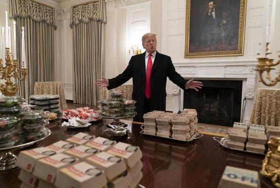 美国总统特朗普14日买了许多快餐食品，招待来访宾客。（今日美国）