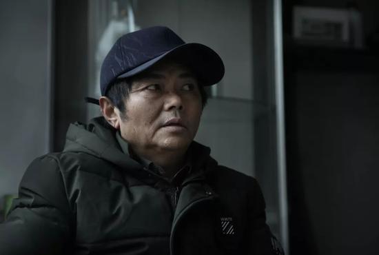 2019年1月17日,四川江油,杨海军在自己租住的家里正给记者讲述自己