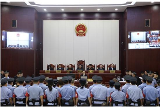6月19日上午8：30，李利娟、许琪等16名被告人在武安市人民法院受审。来源：武安法院微博
