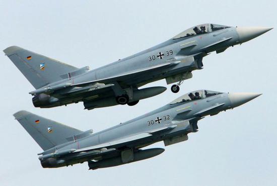 资料图片：德国空军“台风”双机编队飞行。（图片来源于网络）