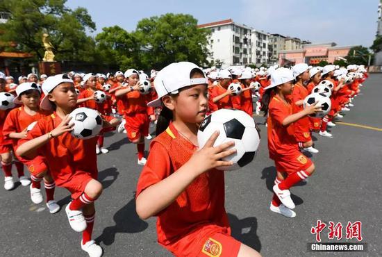资料图:小学生在表演足球韵律操。 赵春亮 摄